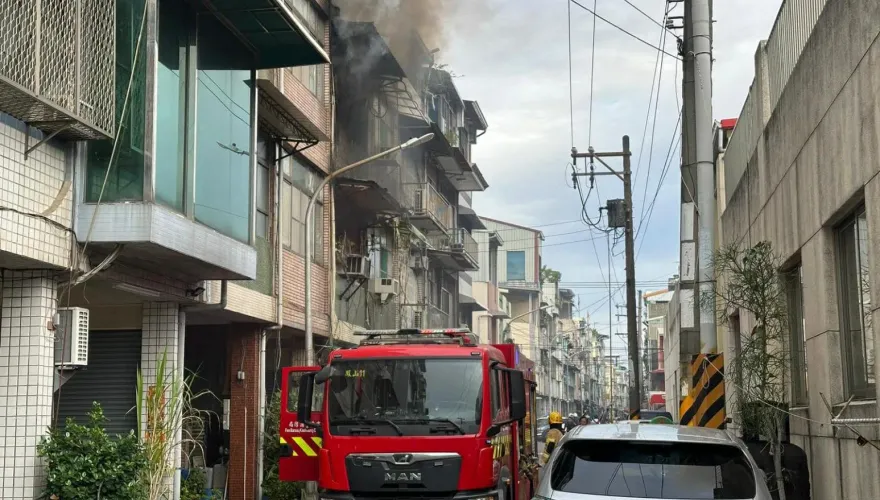 快訊/連假首日不平靜！高雄透天厝2樓遭烈火吞噬　受困民眾成焦屍