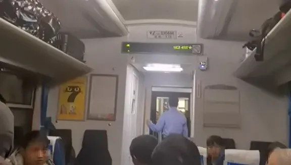 影/揪心！他搭車突崩潰痛哭　乘客被驚醒一問才知「22歲兒騎車遇死劫」