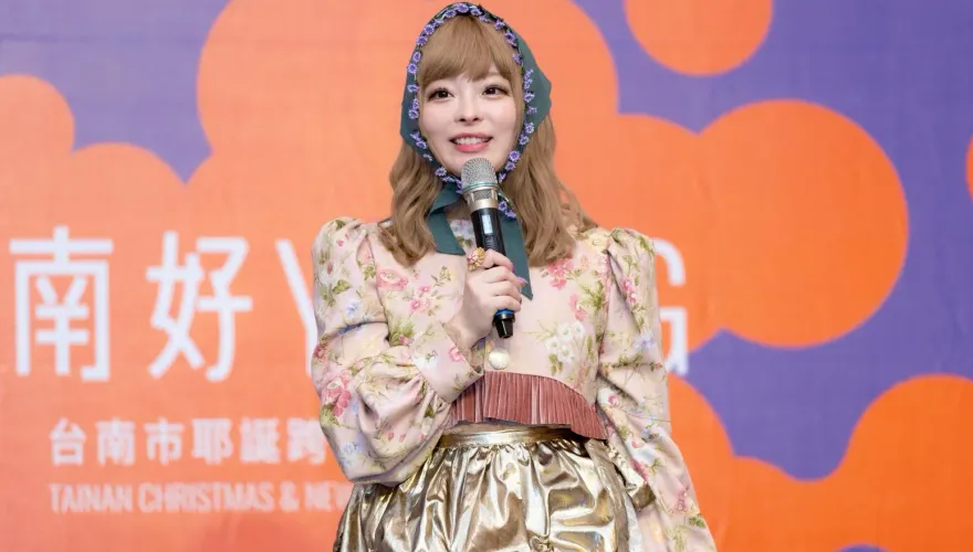 睽違7年卡莉怪妞來台！新婚9個月老公低調現身台下「手機直直拍」