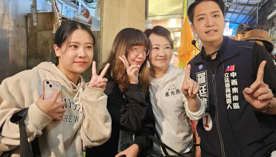 藍營一姐人氣爆棚！盧秀燕陪藍新秀掃街    民眾大喊「市長好漂亮」
