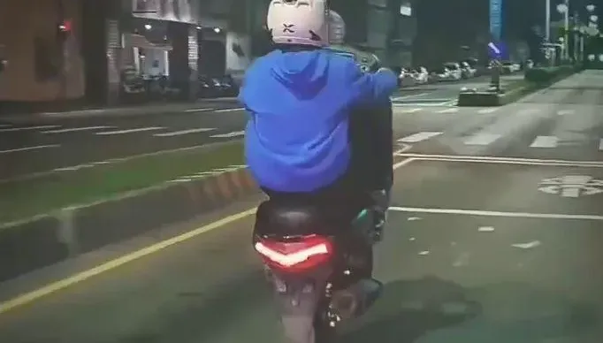 影/帥不過1天！屁孩八里街頭跩「無牌翹孤輪」　被4輪警車載回派出所再罰4萬6