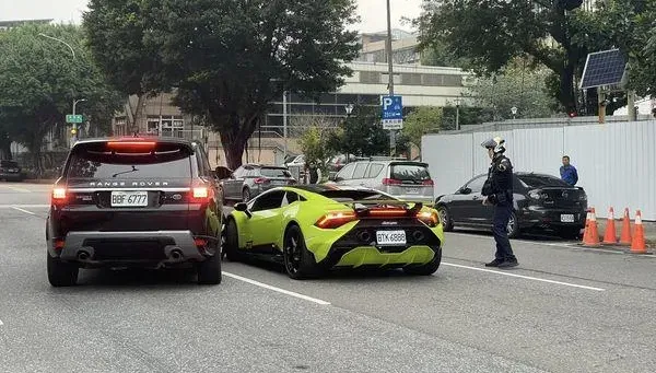 影/462萬休旅車對決1500萬藍寶堅尼　路人搶看「超貴」車禍