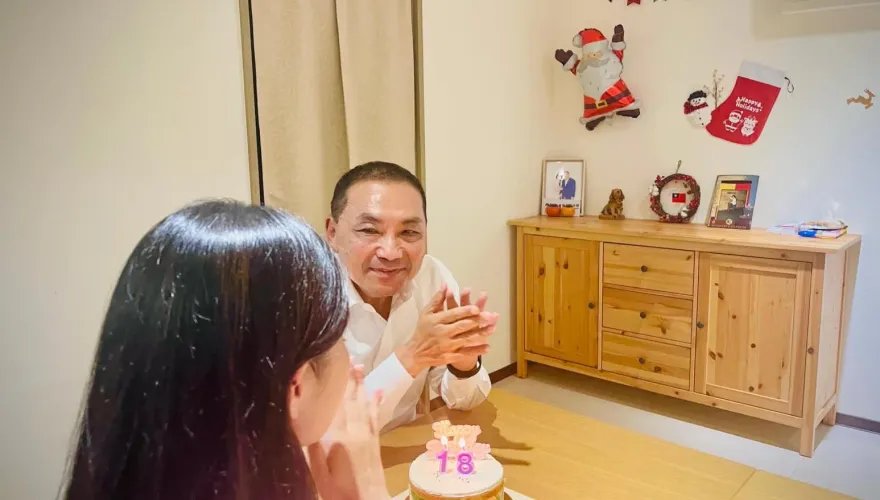 快訊/侯友宜「女兒美照」震撼曝光！魔羯正妹氣質黑長髮　慈父陪跨年兼過生日