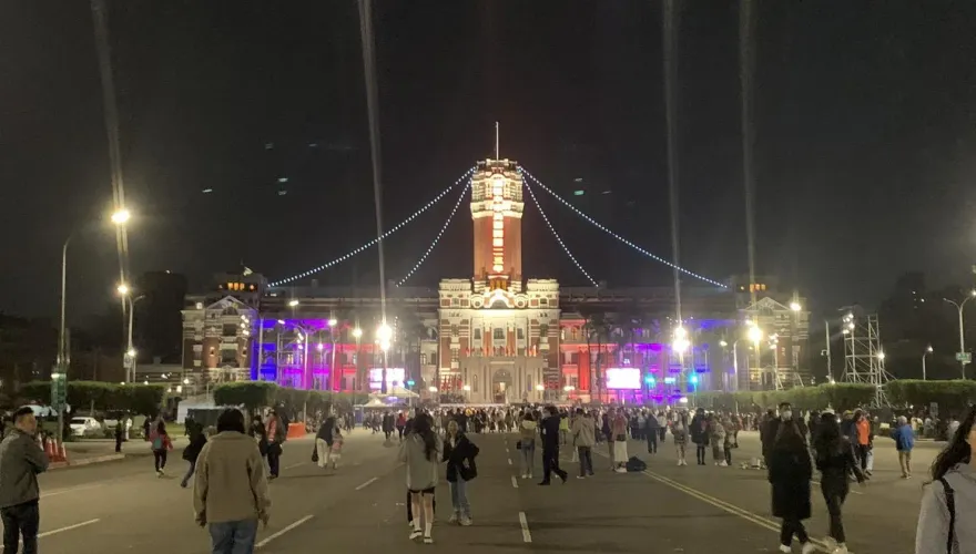 元旦天沒亮總統府上千民眾等升旗！正妹第一次參加「101跨年來續攤」