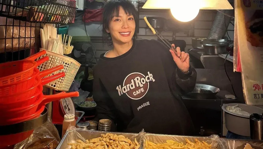 跨年「女神賣鹹酥雞」！邊炸雞排邊倒數：忙到沒時間看手機