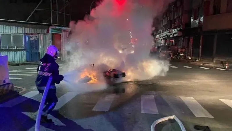 高雄元旦嚴重車禍！機車遭闖紅燈轎車撞飛　淪火燒車變廢鐵騎士送醫