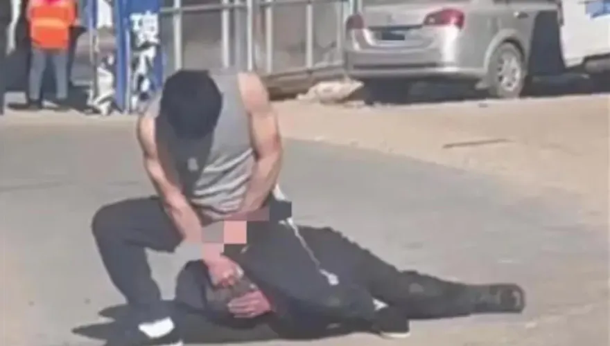 影/惡男街頭暴打老翁脫褲「掏鳥騎乘」　羞辱影片瘋傳...警方：酒後鬧事