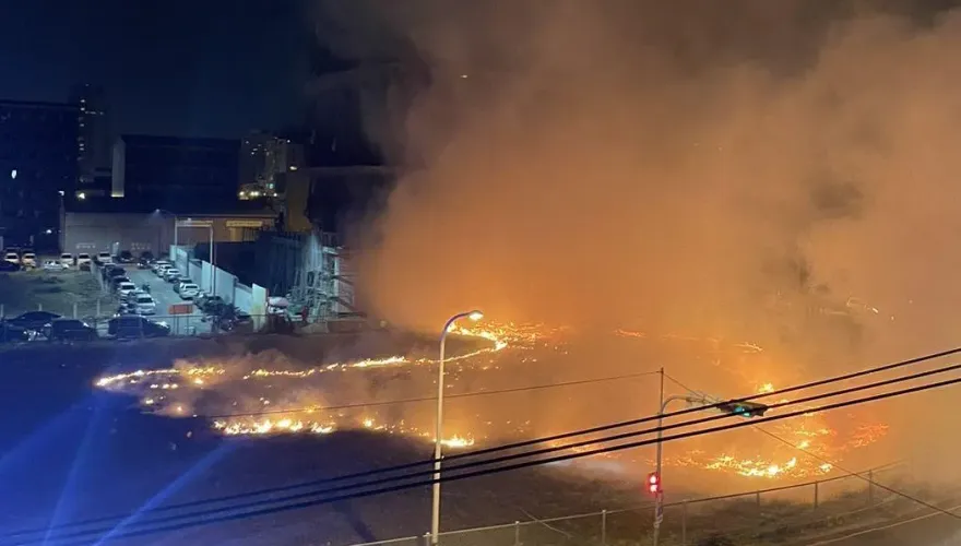 影/建案旁空地放煙火燒起來！台中西屯跨年夜屁孩爽快　累死警消