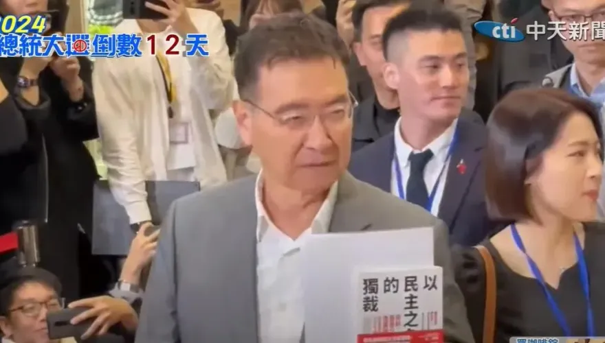 影/副總統辯論會三腳督到齊！趙少康捧「《以民主之名的獨裁》批民進黨