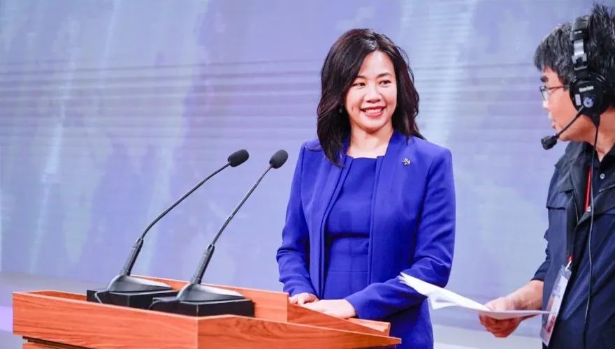 吳欣盈大喜！賀瓏當面邀專訪「準備您最愛的威士忌」　她立馬撂英文指名喝這支