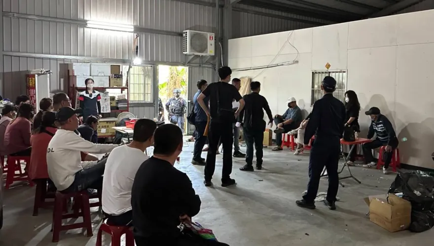 影/鐵皮屋賭博嗨慶跨年！23人在2023最後一天遭警逮捕帶回