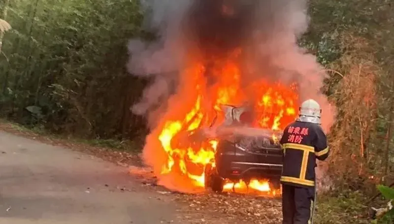 影/苗栗象鼻部落火燒車險釀森林大火　男跳車遭燙傷摔3米深坡
