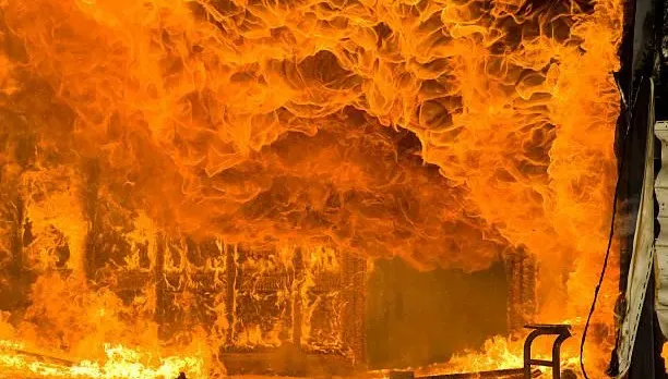 快訊/元旦不平靜！台南廢廠房惡火狂燒伴黑煙　消防出動12車22人救火