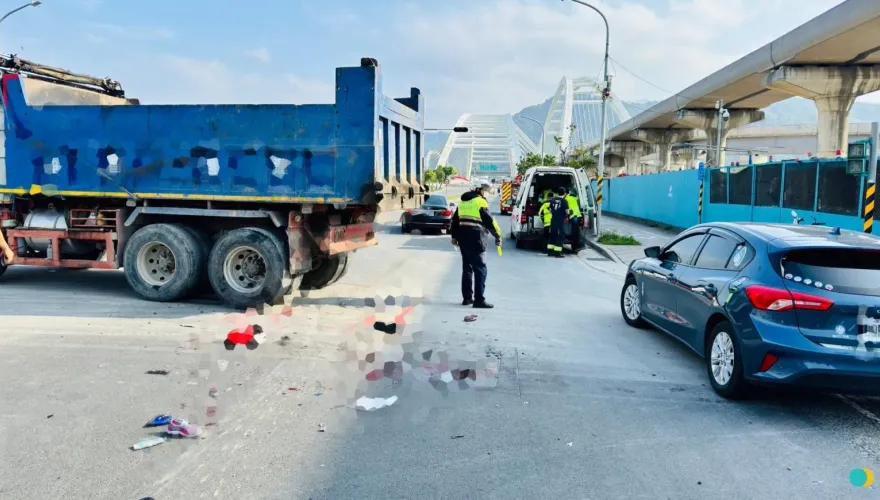 快訊/三峽砂石車撞機車1死1傷！騎士臉變形喪命　後座女友擦挫傷