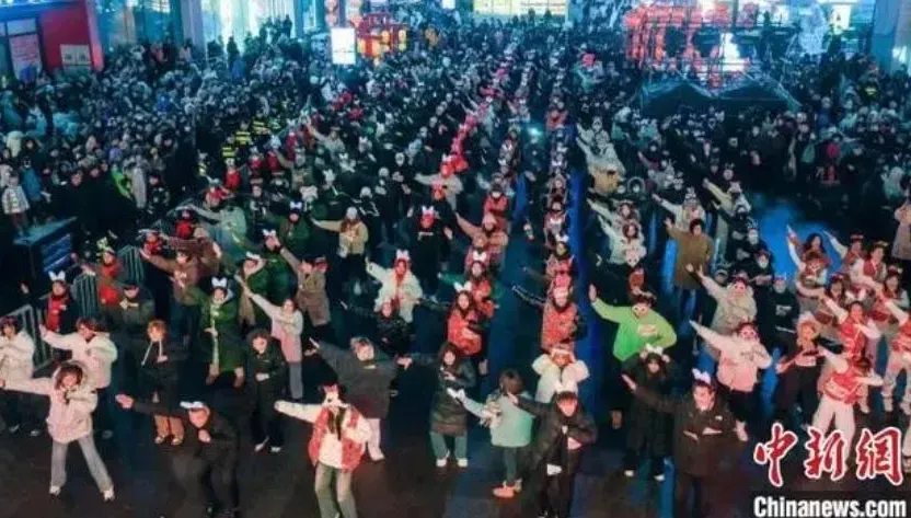 影/瀋陽數百人跨年齊跳「科目三」創金氏世界紀錄　網吐槽：不就是拼人多嗎？