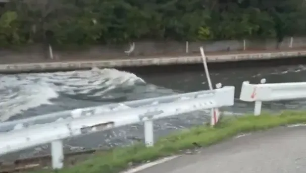 影/快逃！日本7.6強震海嘯警戒　開車民眾目擊「海水逆流上岸」