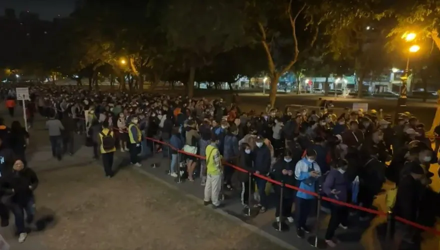 高雄「龍年一卡通」免費送！民眾夜排瘋搶　男子沒拿到號碼牌當場爆氣