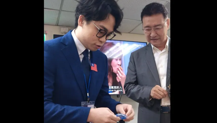 賀瓏辯論會探班　收下趙少康贈「戰鬥藍手環」！曝這人講話時在台下睡了一次