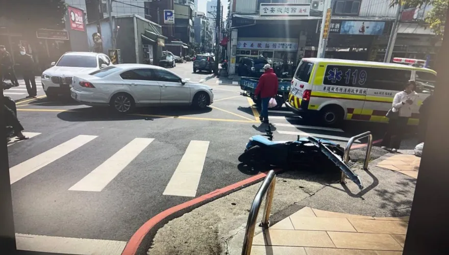 影/桃園騎士載狗遭BMW攔腰撞　人狗噴飛10公尺驚險瞬間曝