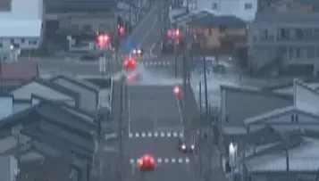 影/日本能登7.6強震！海嘯沖上新潟陸地瞬間曝　汽車慘遭吞噬