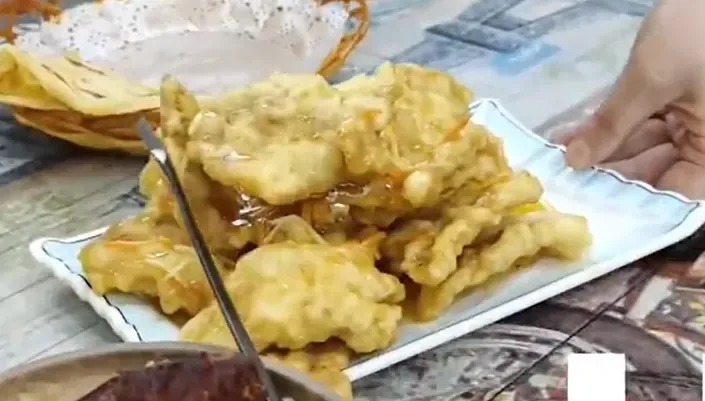 影/把遊客當韭菜割？哈爾濱「巴掌大」鍋包肉賣290元　店家急澄清：收錯錢