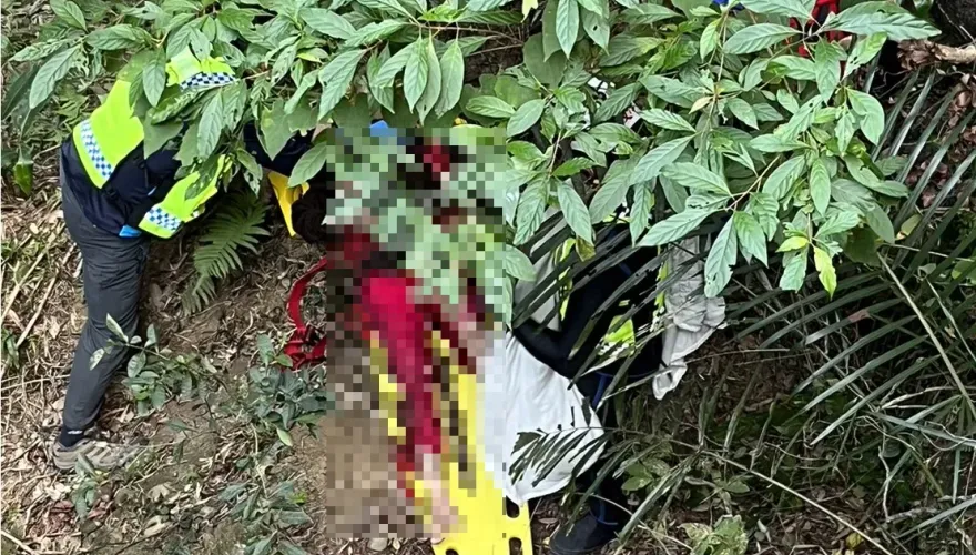 影/離奇車禍！苗栗婦雙載去拜拜墜5米深野溪　騎士摔死、乘客爬上岸
