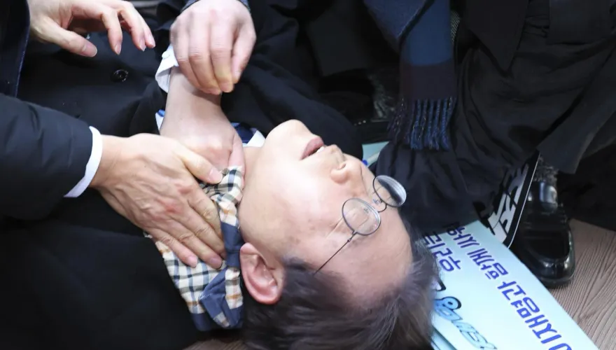 影/韓最大在野黨魁李在明遭「刺頸噴血倒地」　怪男裝粉絲「30公分刀」行兇