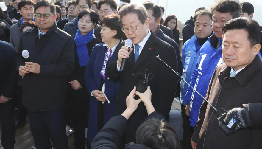 韓最大在野黨領袖李在明遇刺「噴血倒地」　韓媒：意識清醒暫無生命危險