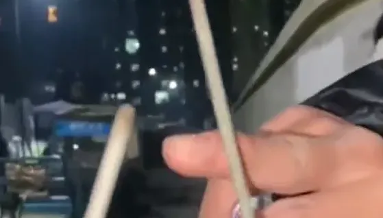 影/燒到焦黑還點不著！陸女誤把「電焊條」當「仙女棒」　友人一看超傻眼