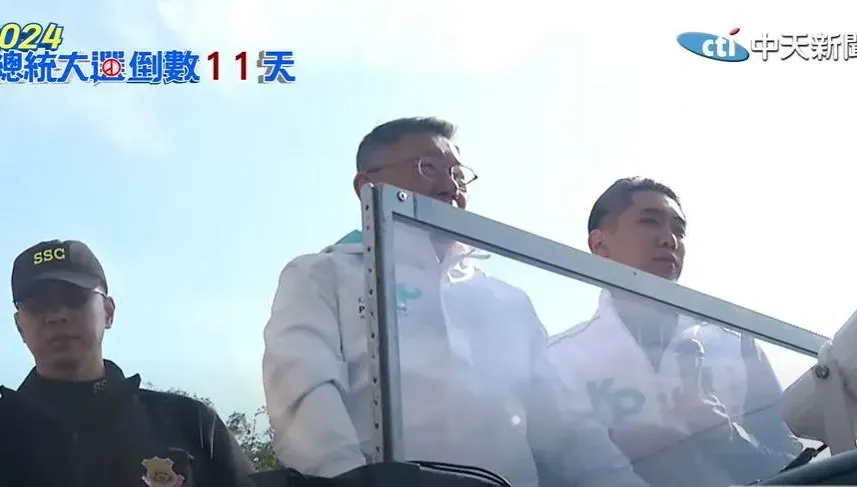 影/才剛批評侯友宜降低防彈玻璃　柯文哲車掃到一半因「這理由」也降下