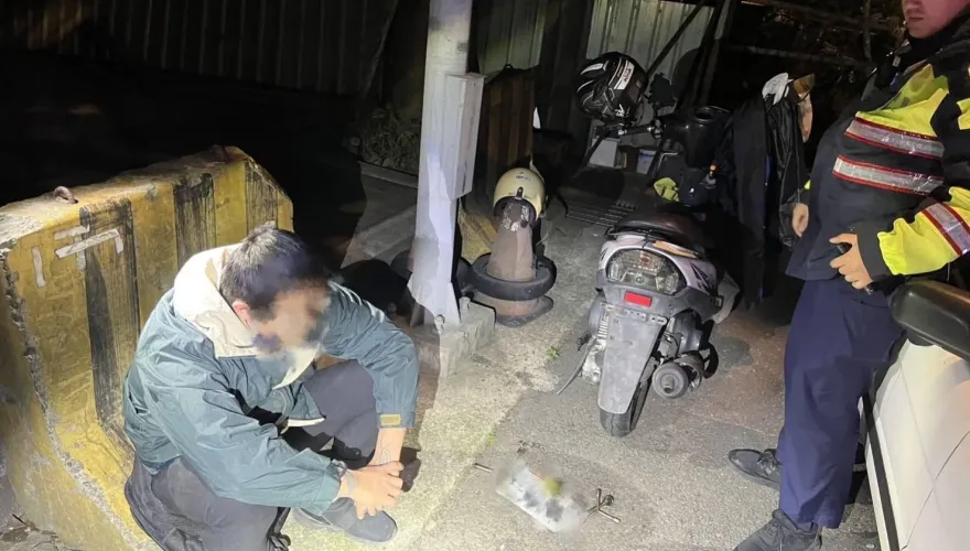 影/換牌ing被抓包！龜山躲債男偷機車跑路遭逮　警驚見「置物箱還有2塊牌」