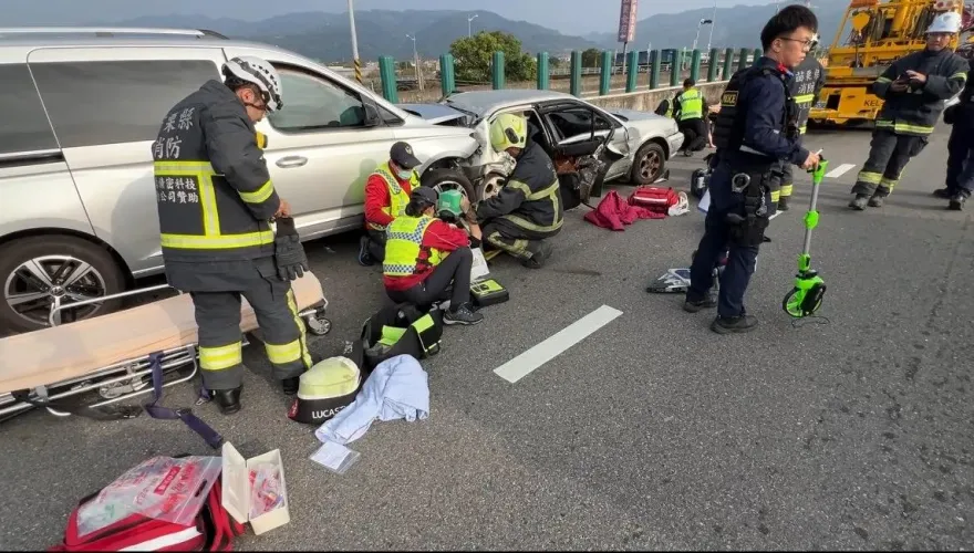 快訊/苗栗採草莓遇劫！2小客車等紅燈遭廂型車追撞「1女命危」　3車竟都是同事