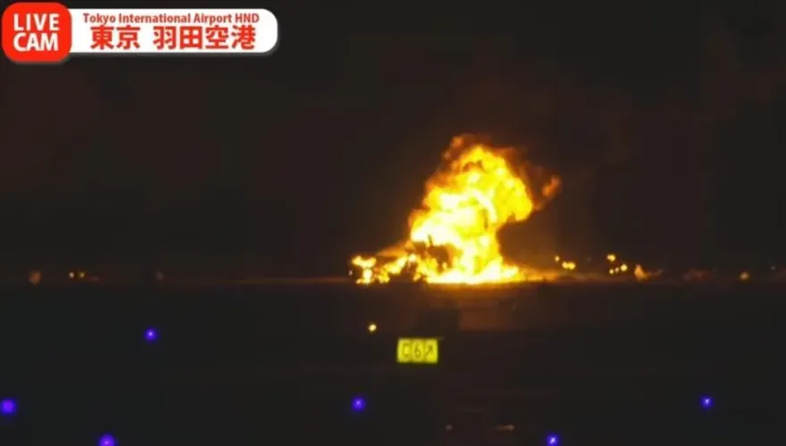 快訊/影/巨大火球竄出！日航飛機降落羽田機場突起火　機上367名乘客全員逃出！