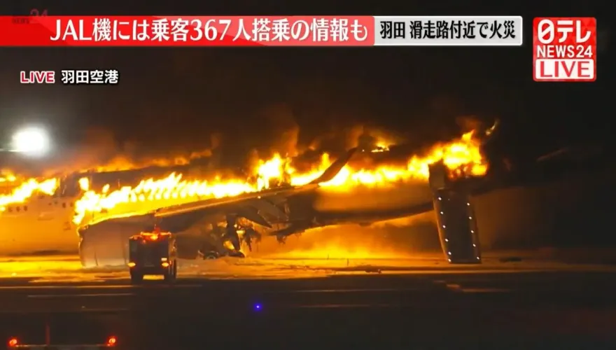 快訊/影/重大意外！日航客機「降落擦撞海保機」爆火球　NHK：379人全員逃出