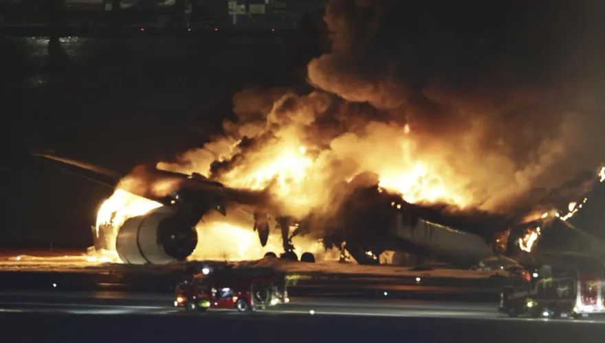 快訊/海保廳飛機「送地震救災物資」撞客機！5人失聯　機體全面燃燒