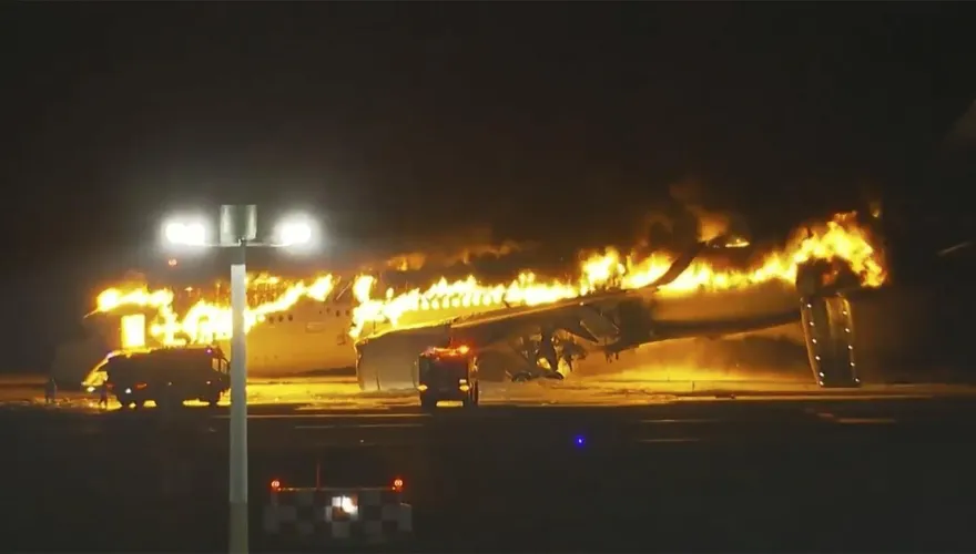 快訊/羽田機場海保廳飛機遭撞爆炸5人罹難　機長1人逃出重傷命危