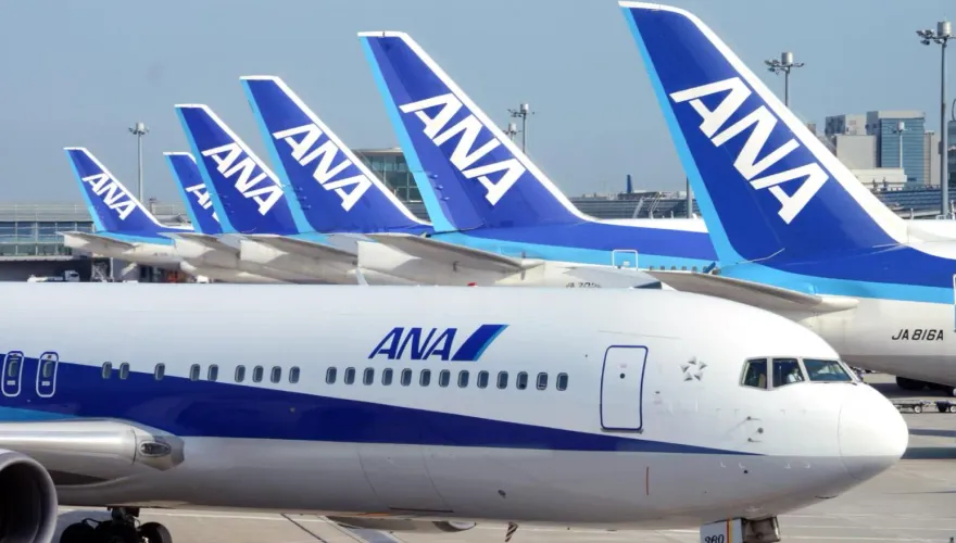 羽田機場飛機擦撞起火！4跑道全關閉　3日多班次恐延誤、取消