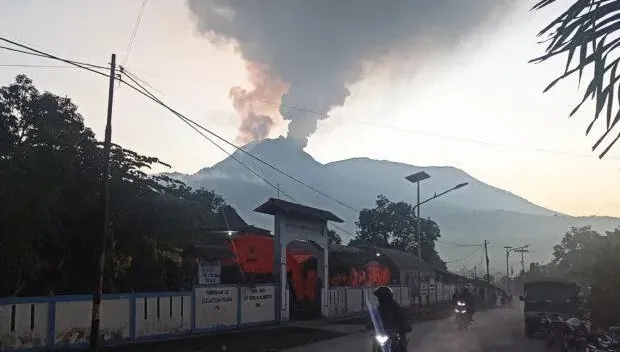 快訊/天災不只日本！印尼東部火山噴發　機場急關閉撤逾2200人