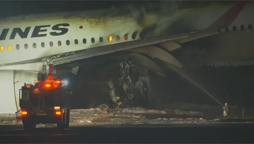 羽田機場飛機相撞事故原因曝光　客機起落架故障偏離跑道撞救災機