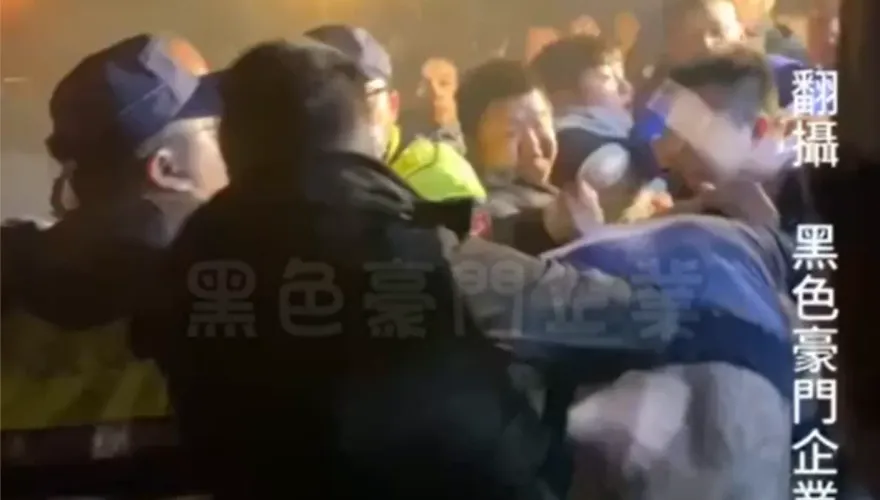 影/沒把警方放眼裡！苗栗黑衣人打群架　員警一旁苦喊「等一下啦」被無視