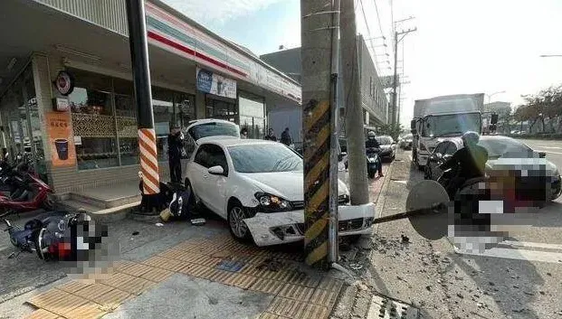 油門失控？台中大里7旬老駕駛衝上人行道　5機車遭KO最後被電線桿「阻止」