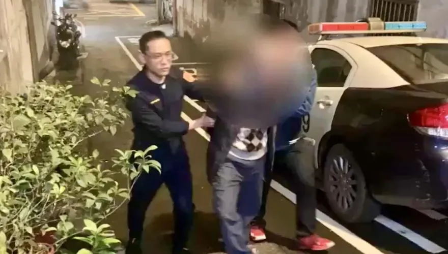 快訊/畫面曝光！長期不睦起口角爆衝突　新北男持鎮暴槍狂射鄰居遭逮