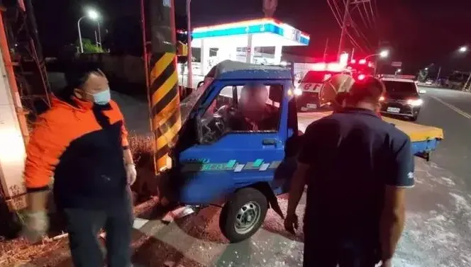 台南東山小貨車自撞電線桿「車頭凹陷卡住」！司機受困警消破車門急救出