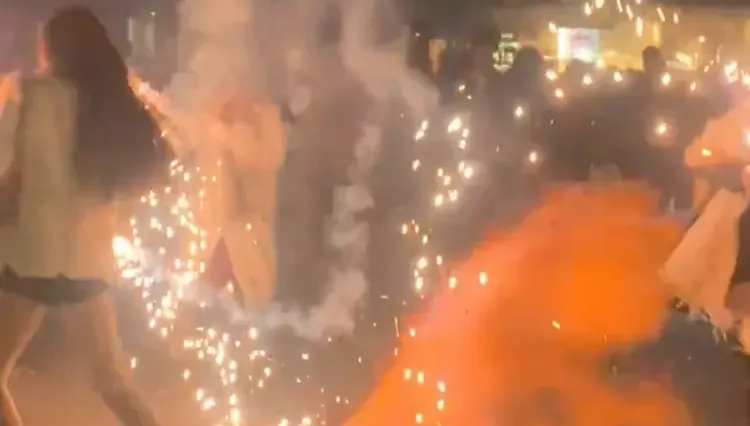 影/3正妹跨年嗨玩仙女棒！意外引爆人孔蓋「噴火柱」　驚悚畫面曝