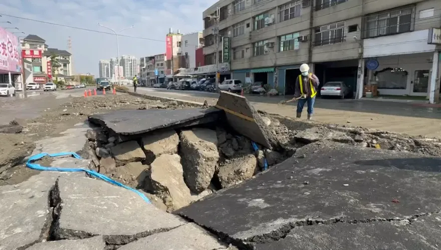 影/悚！彰化員林「自來水管爆裂」瞬間衝破柏油路　猶災難片
