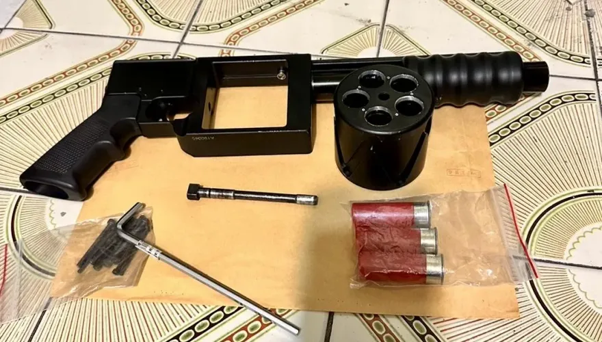 影/販毒集團租套房當分裝場　警鋸開保險箱驚見霰彈槍、達姆彈