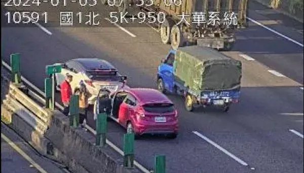 快訊/上班注意！國一南大華系統「2車追撞」　五堵交流道嚴重回堵