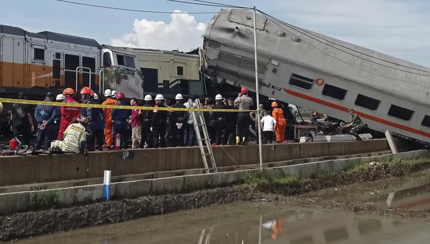 快訊/影/現場畫面曝！印尼驚傳2火車相撞　「車廂變形翻覆」3人遇難