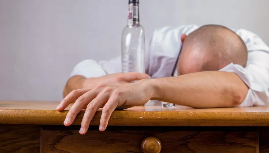 朋友酒局攤變命案！他倆幹架「5旬男」倒住處睡著　屋主家人：人死了