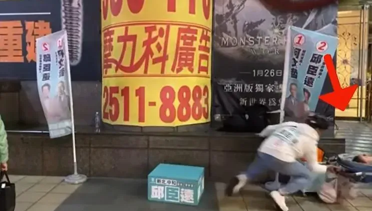 影/邱臣遠飛撲接住倒下嬰兒車！雙膝跪地一度無法起身